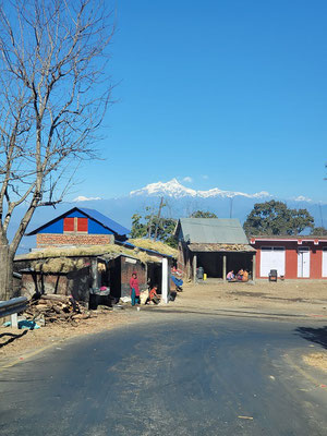 kleines Dorf mit Himalaya-Gebirgskette