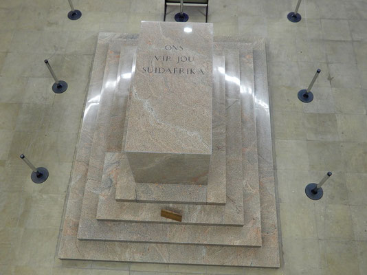 Der Gedenkstein wird jeweils am 26.12. durch ein Loch in der Decke beleuchtet