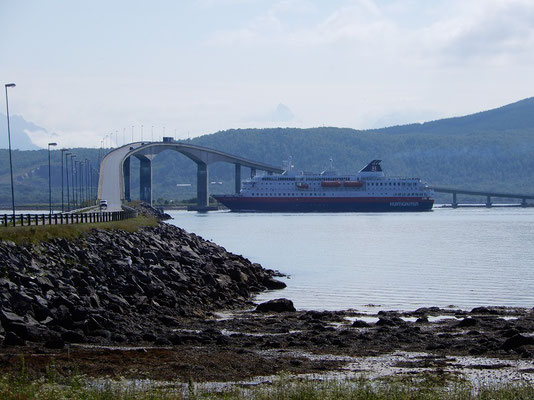 Hurtigruten-Schiff bei der Brücke nach Stokmarknes