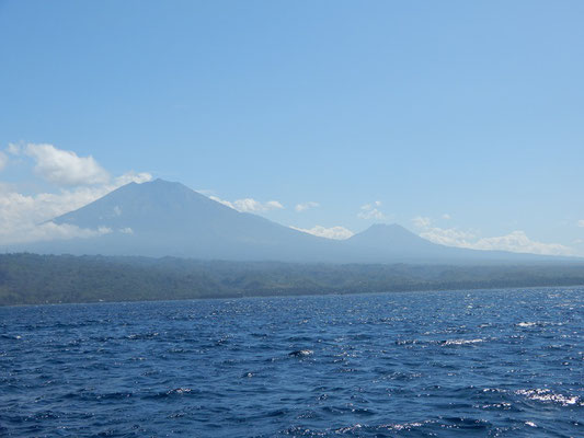 Blick auf den Mt. Ruang und den Mt. Ijen am Mittag