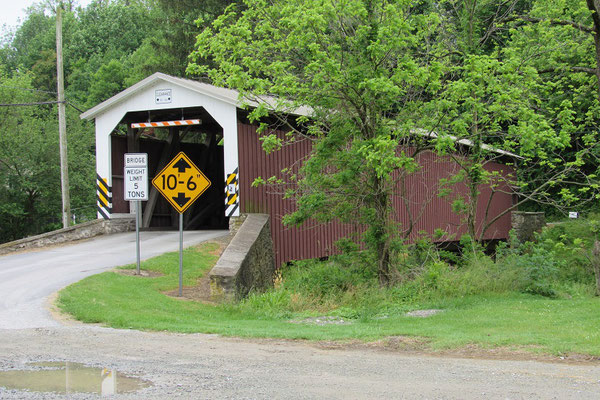 Gedeckte Holzbrücke im Amish Land