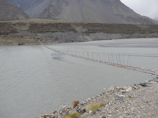 Hängebrücke bei Pasu über den Hunza-Fluss