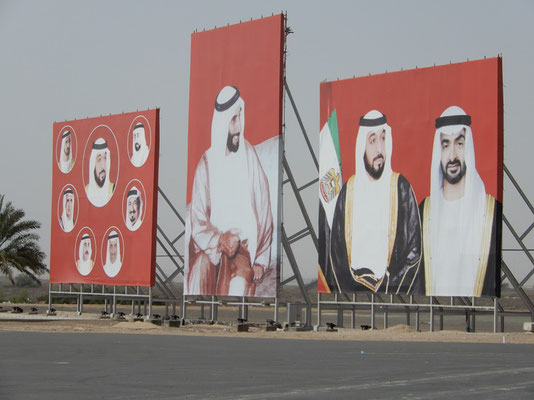 Die Herrscher der Emirate sind in der Kamelrennbahn ausgestellt