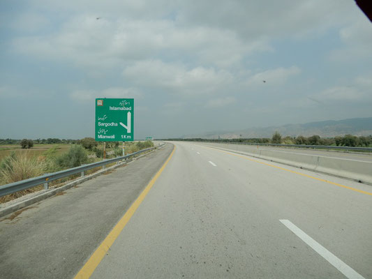 Auf autofreien Autobahnen bis nach Islamabad