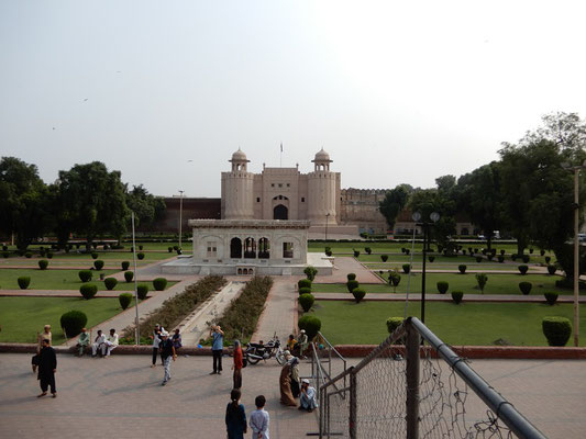 Gebenüber das Fort des Mughals des 16. Jahrhunderts