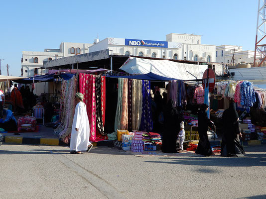 Unter dem Blechdach ist der Frauenmarkt - nur für Frauen und keine Fotos erlaubt