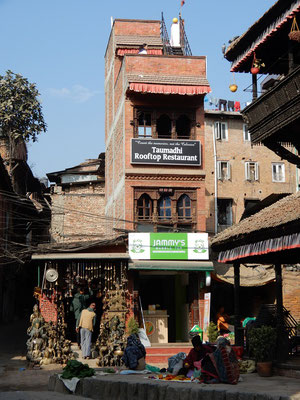 Bhaktapur - Schmales Haus mit Dachterrasse