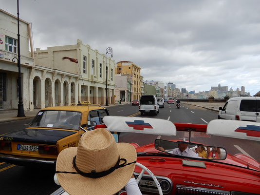 Oldtimer-Fahrt auf dem Malecon