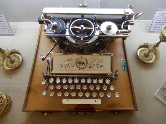 Schreibmaschine mit arabischen Schriftzeichen