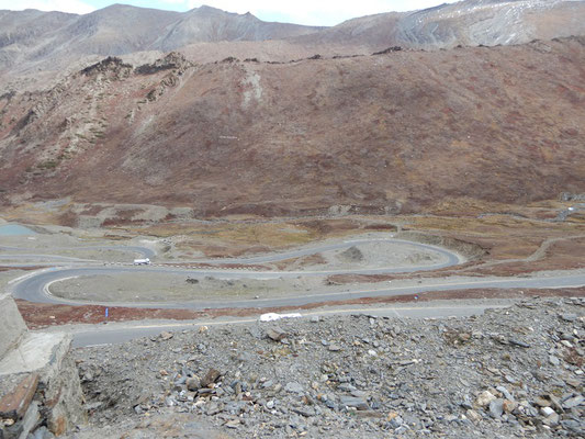 Serpentinen führen auf den Pass hoch