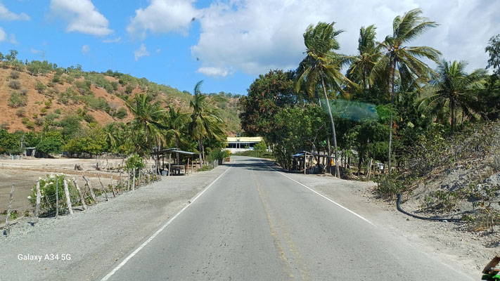 Unterwegs auf der Küstenstrasse nach Dili