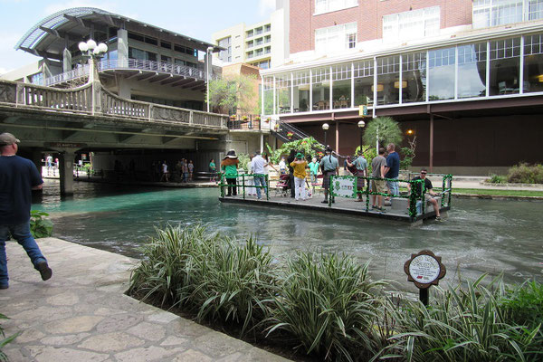 San Antonio - Irische Dudelsackpfeifer färben den San Antonio River