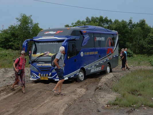 Bei der Anfahrt zum Hafen versinkt der Bus im Sand