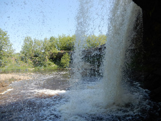 Jägala-Wasserfall von hinten