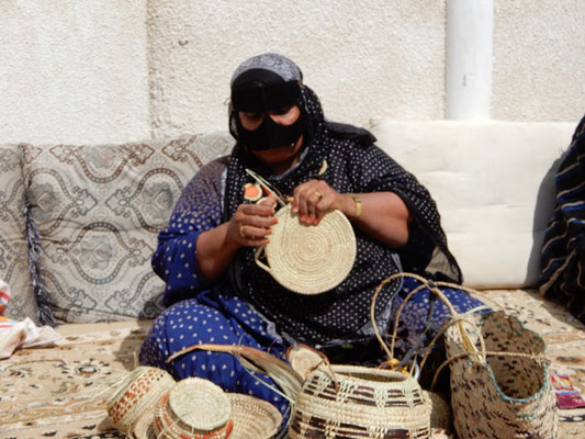 Beduinenfrau beim Handwerk