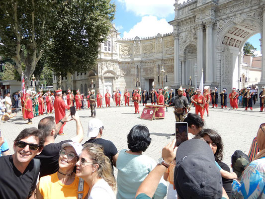 Militärmusikvorführung vor dem Dolmabahçe Palast
