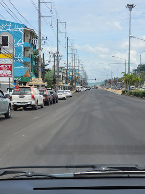 Hauptstrasse von Kao Lak