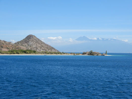 Im Vordergrund Sumbawa im Hintergrund Lombok mit Rinjani