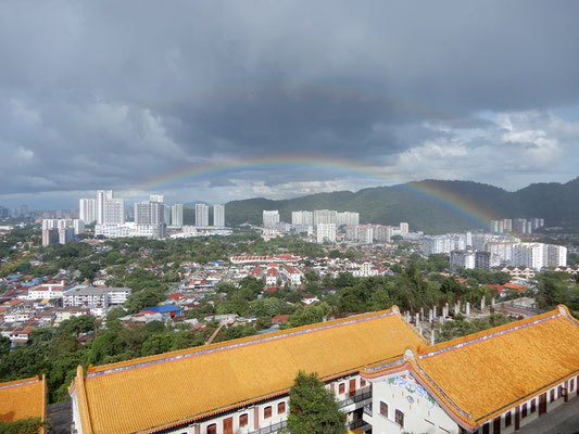 Ausblick mit Regenbogen vom Kek-Lok-Tempel