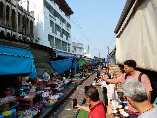 Maeklong - die Marktstände werden zurückgeklappt