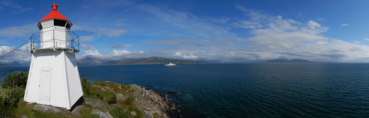 Leuchtturm und Blick auf Vestfjorden