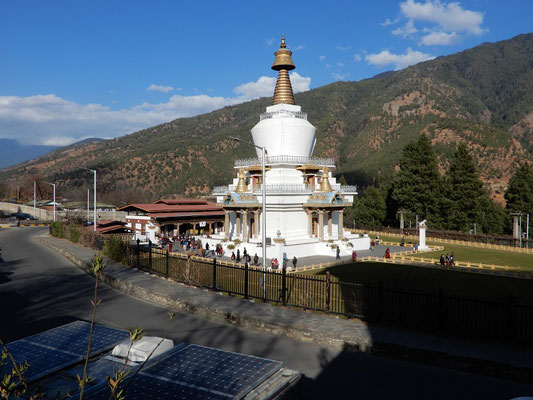 Memorial Stupa direkt vor unserem Stellplatz