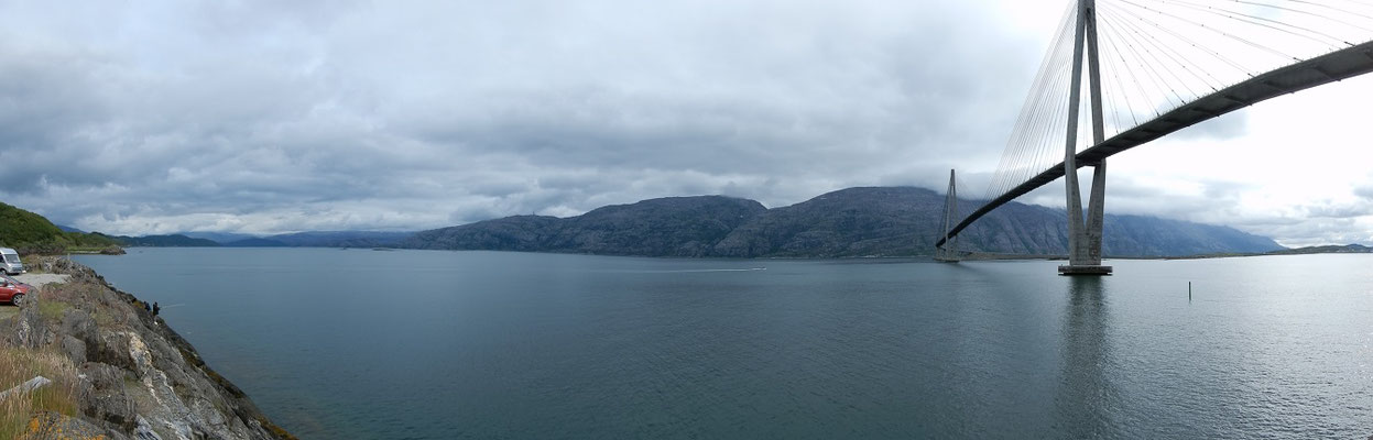 Fjord mit Helgeland-Brücke
