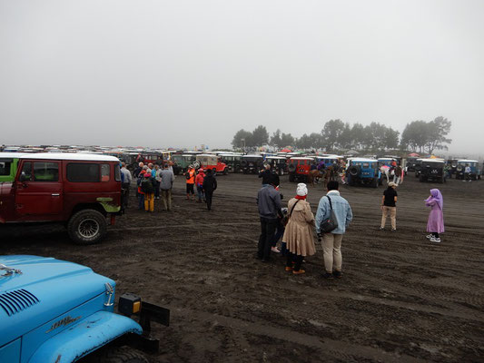 Tausende von Touristen und Jeeps in der Tengger Caldera