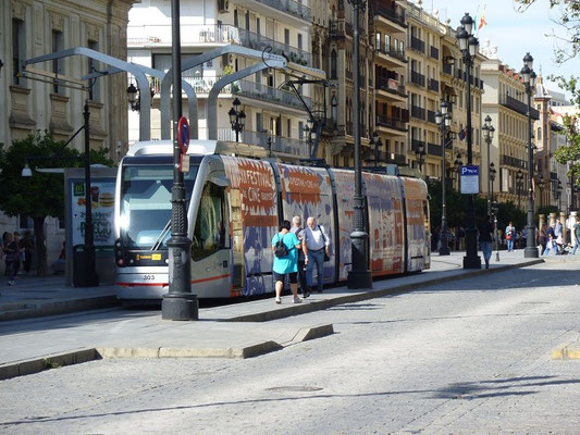 Das Akku-Tram von Sevilla lädt die Batterien bei den Haltestellen