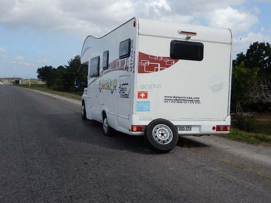 Auf dem Weg nach Soroa eine Reifenpanne auf der Autobahn