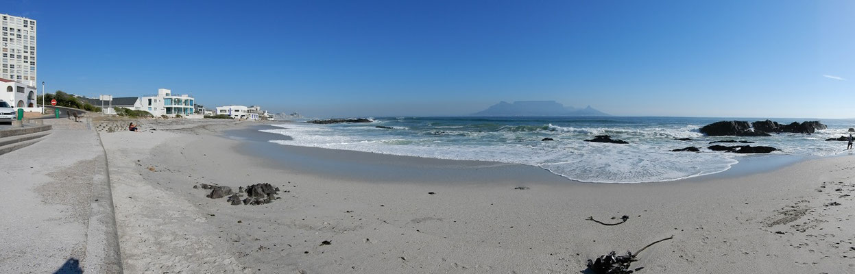Strand von Bloubergstrand mit Blick auf den Tafelberg