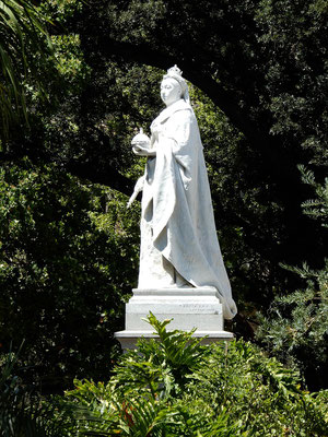 Queen Viktoria im Garten vor dem Parlament