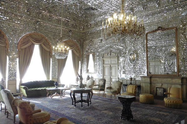Raum mit Spiegelmosaik verziert im Gelestan Palast