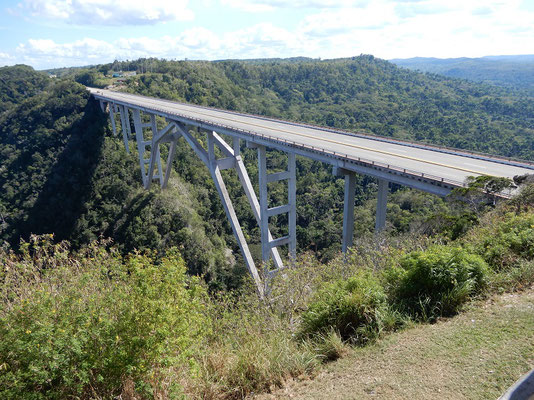 Puente de Bacunayagua - die grösste Brücke Kubas (100 m hoch, 300 m lang)