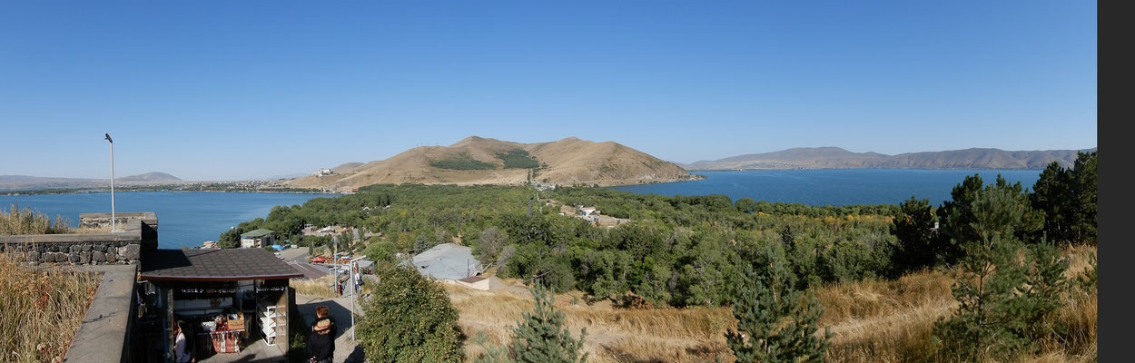 Blick vom Kloster Sevanavank auf den Sevan See