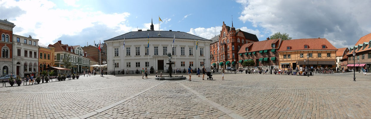 Ystad - Rathausplatz mit Rathaus von 1840