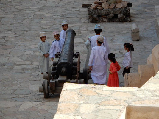 Omani-Kinder beim Spielen in der Festung