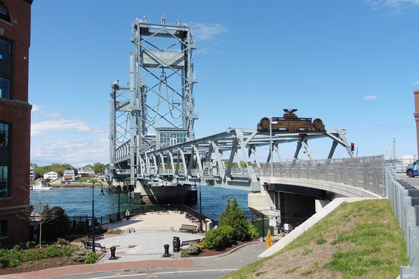 Die Hebebrücke nach Maine senkt sich wieder