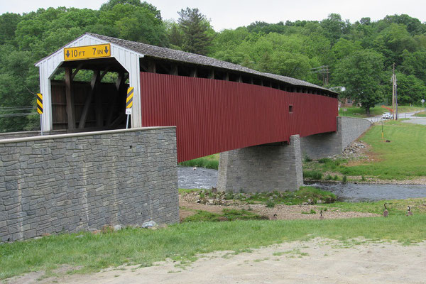 Gedeckte Holzbrücke im Amish Land