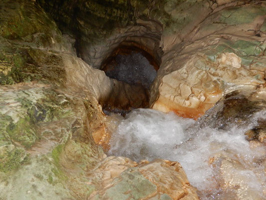 Strudelnder Fluss beim Höhleneinlauf