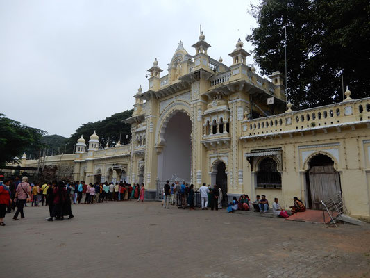 Eingangstor zum Palast für die Besichtigung