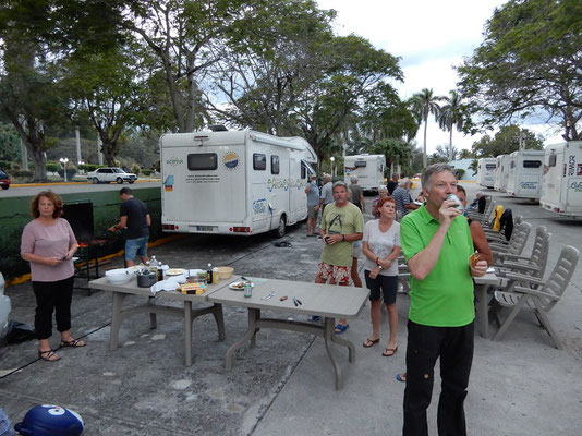 Stellplatz Playa Jibacoa - das Camperbuffet wird aufgebaut