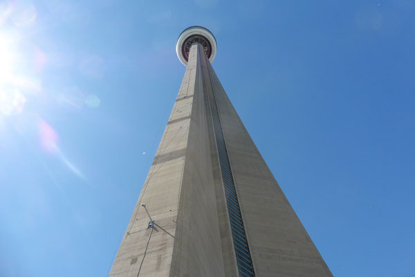 CN Tower von unten