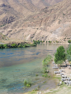 Wir überqueren den Euphrat, den längsten Fluss Asiens mit ca. 2800 km Länge