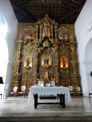 mit Blattgold verzierter Altar der Kathedrale