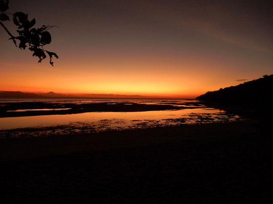 Sonnenuntergangsstimmung am Ai Lemak Strand