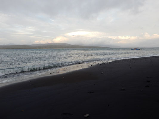 Stellplatz am schwarzen Sandstrand mit Blick nach Bali