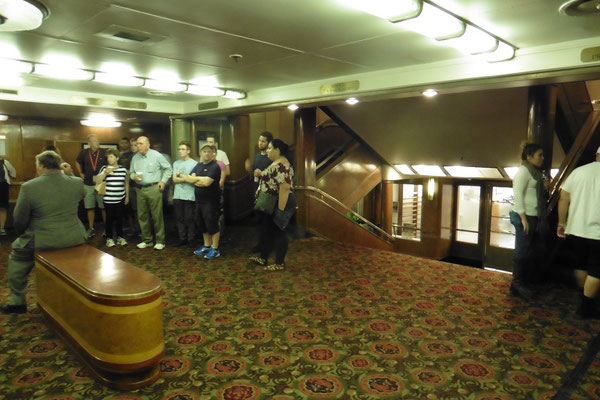 RMS Queen Mary - Im Treppenhaus