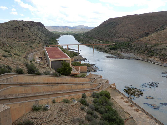 Oranije River mit Brücke unterhalb des Gariep Staudamms