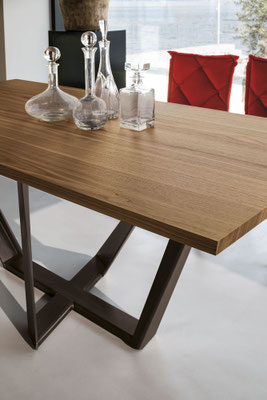 Tavolo PEGASUS, fisso o allungabile, con piano in legno massello, realizzabile su misura, finiture e colori personalizzabili